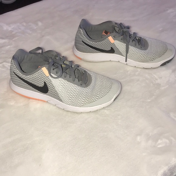 Nike women’s sneakers. - Picture 3 of 8